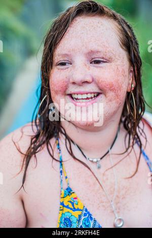 Boho Freckled Face Gen Z zeigt Körperpositivität am Strand Stockfoto