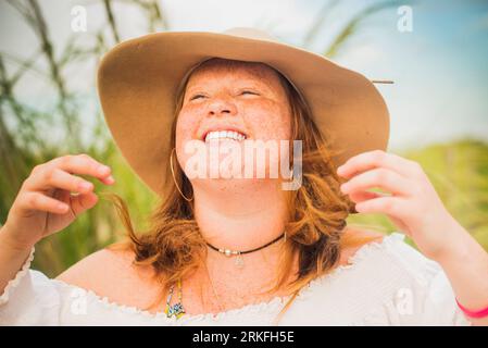 Boho-freckled face Gen Z veranschaulicht die Körperpositivität Stockfoto