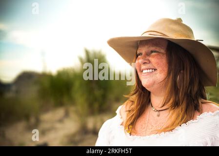 Boho-freckled face Gen Z veranschaulicht die Körperpositivität Stockfoto