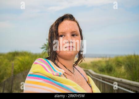 Boho Freckled Face Gen Z zeigt Körperpositivität am Strand Stockfoto