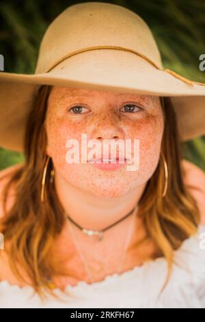 Boho-freckled face Gen Z veranschaulicht die Körperpositivität Stockfoto