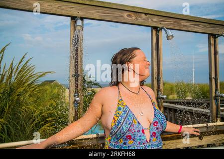 Boho Freckled Face Gen Z zeigt Körperpositivität am Strand Stockfoto