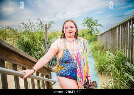 Boho Freckled Face Gen Z zeigt Körperpositivität am Strand Stockfoto