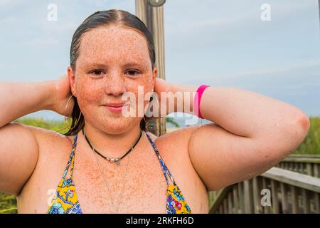 Boho Freckled Face Gen Z zeigt Körperpositivität am Strand Stockfoto
