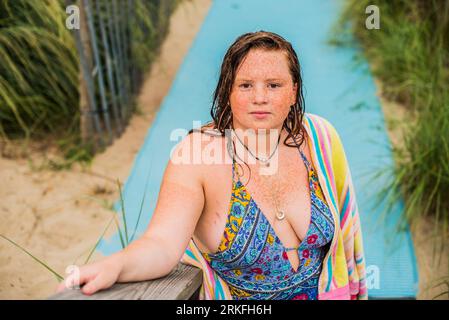 Boho Freckled Face Gen Z zeigt Körperpositivität am Strand Stockfoto