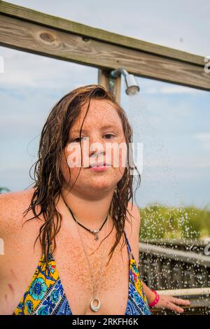 Boho Freckled Face Gen Z zeigt Körperpositivität am Strand Stockfoto