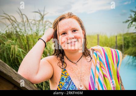 Boho Freckled Face Gen Z zeigt Körperpositivität am Strand Stockfoto