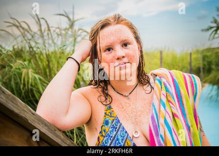 Boho Freckled Face Gen Z zeigt Körperpositivität am Strand Stockfoto