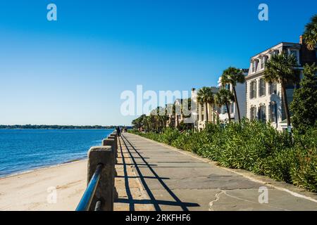 Eine Reihe von Häusern am Wasser im historischen Charleston, North Carolina. Stockfoto