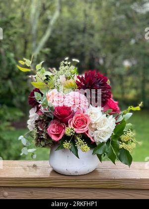 Blumenstrauß aus rosa, weißen und roten Dahlienblüten. Stockfoto