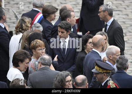 Paris, Frankreich. 25. August 2023. Bildungsminister Gabriel Attal anlässlich der Nationalfeierlichkeiten von Jean-Louis Georgelin im Hotel des Invalides in Paris am 25. August 2023. Jean-Louis Georgelin, ehemaliger Stabschef der Armeen und CEO der öffentlichen Einrichtung, die für die Erhaltung und Restaurierung der Kathedrale Notre-Dame de Paris zuständig ist, ist am Freitag, den 18. August, um 74 Uhr tot. Foto: Eliot Blondet/ABACAPRESS.COM Abaca Press/Alamy Live News Stockfoto