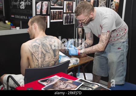 Bildnummer: 55425781  Datum: 03.06.2011  Copyright: imago/Xinhua (110604) -- AMSTERDAM, June 4, 2011 (Xinhua) -- An artist tattoos on a visitor s skin at the 7th edition of the International Tattoo Convention, in Amsterdam, Netherlands, June 3, 2011. The 7th edition of the International Tattoo Convention opened on Friday with 170 tattoo artists worldwide attended. (Xinhua/Sylvia)(zcc) NETHERLANDS-AMSTERDAM-TATTOO PUBLICATIONxNOTxINxCHN Gesellschaft xsk 2011 quer o0 Studio  Tätowierung Tätowierer Arbeitswelten    Bildnummer 55425781 Date 03 06 2011 Copyright Imago XINHUA  Amsterdam June 4 2011 Stock Photo