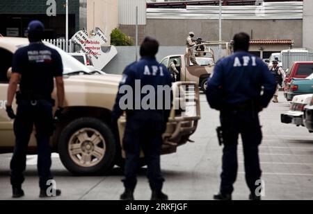 Bildnummer: 55427749  Datum: 04.06.2011  Copyright: imago/Xinhua (110604) -- TIJUANA, June 4, 2011 (Xinhua) -- Members of the Federal Agency of Investigation (AFI) and soldiers from the Mexican Army stand guard in front of the Attorney General s Office, where businessman and former mayor of Tijuana Jorge Hank Rhon was taken after his arrest, in Tijuana, northwest Mexico, on June 4, 2011. Authorities from the Secretariat of National Defense said the arrest is related to alleged violations to the Federal Law of Firearms and Explosives, after dozens of weapons were found in his home. (Xinhua/Guil Stock Photo