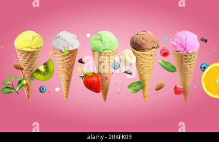 Eis in Waffelkonen auf rosafarbenem Hintergrund. Stockfoto