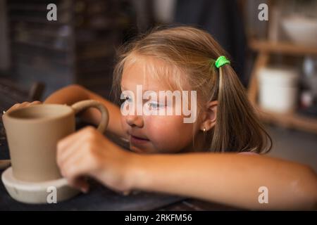Porträt eines mit Keramik arbeitenden Mädchens in der modernen Töpferei wor Stockfoto