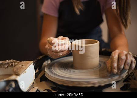 Nahaufnahme der Schimmelpilze von Mädchen, die sich auf Töpferwaren drehen Stockfoto