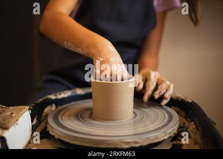 Nahaufnahme der Schimmelpilze von Mädchen, die sich auf Töpferwaren drehen Stockfoto