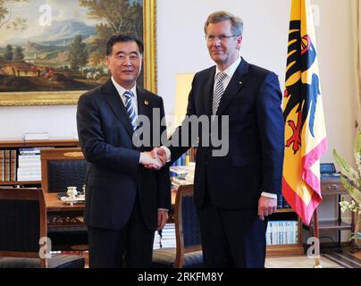 Bildnummer: 55436420 Datum: 08.06.2011 Copyright: imago/Xinhua (110608) -- BERLIN, 8. Juni 2011 (Xinhua) -- Wang Yang (L), Mitglied des Politbüros des Zentralkomitees der Kommunistischen Partei Chinas (KPCh) und Sekretär des Provinzkomitees der KPCh Guangdong, trifft sich am 7. Juni 2011 mit dem deutschen Präsidenten Christian Wulff in Berlin, der Hauptstadt Deutschlands. (Xinhua/Ma Ning) (ly) DEUTSCHLAND-BERLIN-WANG YANG-CHRISTIAN WULFF-MEETING PUBLICATIONxNOTxINxCHN x0x Politik People xng 2011 quer premiumd Bildnummer 55436420 Datum 08 06 2011 Copyright Imago XINHUA 110608 Berlin 8. Juni 2011 XINHUA Wang Stockfoto