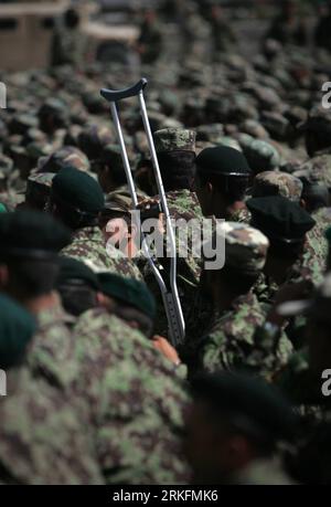 Bildnummer: 55438291 Datum: 08.06.2011 Copyright: imago/Xinhua (110608) -- KABUL, 8. Juni 2011 (Xinhua) -- Soldaten der afghanischen Nationalarmee warten auf Zeugnisse, nachdem sie am 8. Juni 2011 am Kabul Military Training Center in Kabul, der Hauptstadt Afghanistans, ihren Abschluss gemacht haben. Mehr als 2.500 Soldaten absolvierten am Mittwoch das Kabul Military Training Center.(Xinhua/Ahmad Massoud) (msq) AFGHANISTAN-ARMEESTUDIUM PUBLICATIONxNOTxINxCHN Gesellschaft Militär Soldaten x0x xsk 2011 hoch Bildnummer 55438291 Datum 08 06 2011 Copyright Imago XINHUA 110608 Kabul 8. Juni 2011 XINHUA Afghan National Army Soldie Stockfoto