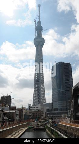 Bildnummer: 55438718 Datum: 08.06.2011 Copyright: imago/Xinhua (110608) -- TOKIO, 8. Juni 2011 (Xinhua) -- der im Bau befindliche Tokyo Sky Tree Tower wird in Sumida, Tokio, Japan, 8. Juni 2010 gesehen. Nach Angaben des Betreibers wird der neue Turm am 22. Mai 2012 eröffnet. Der Tokyo Sky Tree Tower ist mit einer Höhe von 634 Metern der höchste freistehende Turm der Welt. (Xinhua/Kenichiro Seki) (msq) JAPAN-TOKIO SKY TREE PUBLICATIONxNOTxINxCHN Bau x0x xsk 2011 hoch Bildnummer 55438718 Datum 08 06 2011 Copyright Imago XINHUA 110608 Tokio 8. Juni 2011 XINHUA der im Bau befindliche Tokyo Sky Tree Tower IST Stockfoto