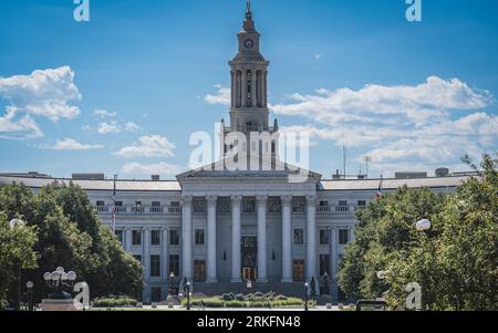Wunderschöner Blick aus der Luft auf Denver, Colorado, mit Blick auf das Stadthaus im Vordergrund, umgeben von der atemberaubenden Skyline der Stadt Stockfoto