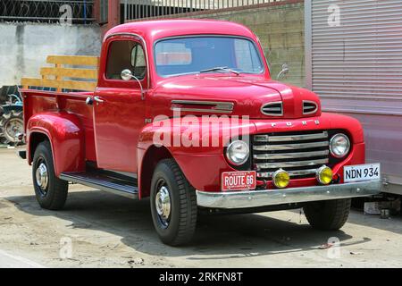 1949 Ford F-3 Pickup-Truck, der von Amerikanern in den 1950er/60er Jahren auf US-Militärstützpunkten auf den Philippinen eingesetzt wurde und von Gonzales Restoration in San Pablo restauriert wurde Stockfoto