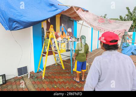 Die philippinischen Künstler Noel Buenacifra Jr & SR malen Wandmalereien Fresken des Sat Kartar Indian Sikh Temple, Sikhs Gurdwara, San Pablo Laguna, Philippinen Stockfoto