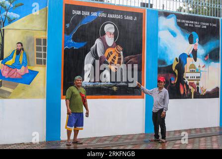 Die philippinischen Künstler Noel Buenacifra Jr & SR malten vor Fresken für den Sat Kartar Indian Sikh Temple, San Pablo Laguna, Philippinen Stockfoto