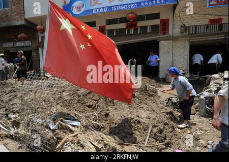 Bildnummer: 55442667  Datum: 09.06.2011  Copyright: imago/Xinhua (110609) -- WANGMO, June 9, 2011 (Xinhua) -- cleans up the debris in Wangmo County of southwest China s Guizhou Province, June 9, 2011. China s Ministry of Finance (MOF) and Ministry of Civil Affairs on Wednesday allocated 35 million yuan (5.39 million U.S. dollars) to help victims of rain-triggered floods in Guizhou Province. Persistent downpours have wreaked havoc in Guizhou since June 3, forcing nearly 100,000 to evacuate. In the province s Wangmo County, floods have killed 21 and left more than 30 missing. (Xinhua/Liu Xu) (xz Stock Photo