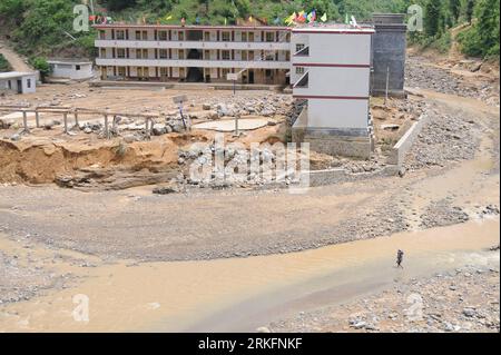 Bildnummer: 55442671  Datum: 09.06.2011  Copyright: imago/Xinhua (110609) -- WANGMO, June 9, 2011 (Xinhua) -- Photo taken on June 9, 2011 shows a primary school destroyed in the flood in Wangmo County of southwest China s Guizhou Province. China s Ministry of Finance (MOF) and Ministry of Civil Affairs on Wednesday allocated 35 million yuan (5.39 million U.S. dollars) to help victims of rain-triggered floods in Guizhou Province. Persistent downpours have wreaked havoc in Guizhou since June 3, forcing nearly 100,000 to evacuate. In the province s Wangmo County, floods have killed 21 and left mo Stock Photo