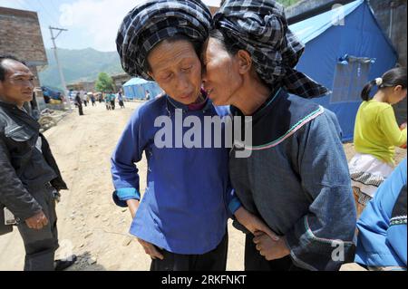 Bildnummer: 55442662  Datum: 09.06.2011  Copyright: imago/Xinhua (110609) -- WANGMO, June 9, 2011 (Xinhua) -- Two women mourn for their perished relative in Wangmo County of southwest China s Guizhou Province, June 9, 2011. China s Ministry of Finance (MOF) and Ministry of Civil Affairs on Wednesday allocated 35 million yuan (5.39 million U.S. dollars) to help victims of rain-triggered floods in Guizhou Province. Persistent downpours have wreaked havoc in Guizhou since June 3, forcing nearly 100,000 to evacuate. In the province s Wangmo County, floods have killed 21 and left more than 30 missi Stock Photo