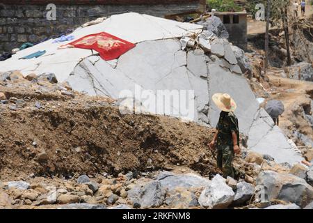 Bildnummer: 55442660  Datum: 09.06.2011  Copyright: imago/Xinhua (110609) -- WANGMO, June 9, 2011 (Xinhua) -- A rescuer walk past a destroyed house in Wangmo County of southwest China s Guizhou Province, June 9, 2011. China s Ministry of Finance (MOF) and Ministry of Civil Affairs on Wednesday allocated 35 million yuan (5.39 million U.S. dollars) to help victims of rain-triggered floods in Guizhou Province. Persistent downpours have wreaked havoc in Guizhou since June 3, forcing nearly 100,000 to evacuate. In the province s Wangmo County, floods have killed 21 and left more than 30 missing. (X Stock Photo