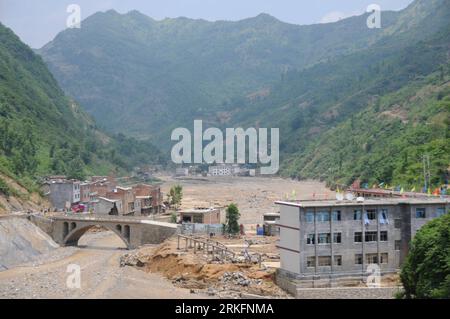 Bildnummer: 55442670  Datum: 09.06.2011  Copyright: imago/Xinhua (110609) -- WANGMO, June 9, 2011 (Xinhua) -- Photo taken on June 9, 2011 shows the flooded Dajian Township of Wangmo County of southwest China s Guizhou Province. China s Ministry of Finance (MOF) and Ministry of Civil Affairs on Wednesday allocated 35 million yuan (5.39 million U.S. dollars) to help victims of rain-triggered floods in Guizhou Province. Persistent downpours have wreaked havoc in Guizhou since June 3, forcing nearly 100,000 to evacuate. In the province s Wangmo County, floods have killed 21 and left more than 30 m Stock Photo