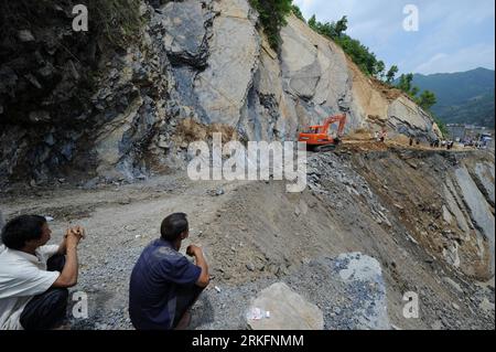 Bildnummer: 55442659 Datum: 09.06.2011 Copyright: imago/Xinhua (110609) -- WANGMO, 9. Juni 2011 (Xinhua) -- Arbeiten zur Wiederherstellung des Transports im Wangmo County der südwestchinesischen Provinz Guizhou, 9. Juni 2011. Das chinesische Finanzministerium (MOF) und das Ministerium für zivile Angelegenheiten stellten am Mittwoch 35 Millionen Yuan (5,39 Millionen US-Dollar) für die Opfer von Regenfällen in der Provinz Guizhou zur Verfügung. Anhaltende Regenfälle haben in Guizhou seit dem 3. Juni verheerende Folgen und fast 100.000 zur Evakuierung gezwungen. Im Wangmo County der Provinz wurden 21 Menschen durch Überschwemmungen getötet und mehr als 30 vermisst. (Xinh Stockfoto