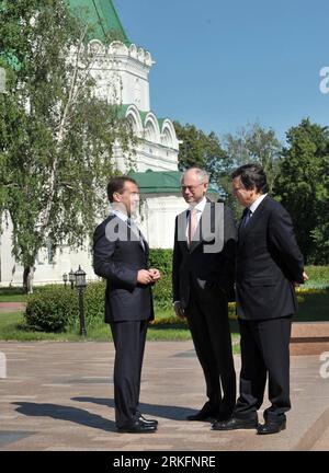 Bildnummer: 55444605  Datum: 10.06.2011  Copyright: imago/Xinhua (110610) -- NIZHNY NOVGOROD, June 10, 2011 (Xinhua) -- Russian President Dmitry Medvedev (L) talks with European Council President Herman Van Rompuy (C) and European Commission President Jose Manuel Barroso, all of whom are here to attend the 27th Russia-EU summit, in the western Russian city of Nizhny Novgorod, June 10, 2011. The 27th Russia-EU summit kicked off Friday in Nizhny Novgorod. (Xinhua/Liu Lihang) (nxl) RUSSIA-EU-SUMMIT PUBLICATIONxNOTxINxCHN People Politik Gipfel x0x xsk 2011 hoch Aufmacher     Bildnummer 55444605 Da Stock Photo