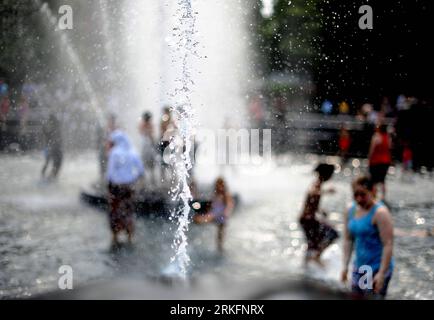 Bildnummer: 55444631  Datum: 09.06.2011  Copyright: imago/Xinhua (110610) -- NEW YORK, June 10, 2011 (Xinhua) -- play in a fountain at Washington Square Park in New York, the United states, June 9,2011. New Yorkers beat the heat for the second day on Thursday as the temperature was soaring.(Xinhua/Shen Hong) USA-NEW YORK-HEAT WAVE PUBLICATIONxNOTxINxCHN Gesellschaft Wetter Hitze Hitzewelle xcb x0x 2011 quer     Bildnummer 55444631 Date 09 06 2011 Copyright Imago XINHUA  New York June 10 2011 XINHUA Play in a Fountain AT Washington Square Park in New York The United States June 9 2011 New Yorke Stock Photo