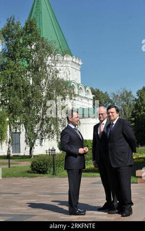 Bildnummer: 55444608  Datum: 10.06.2011  Copyright: imago/Xinhua (110610) -- NIZHNY NOVGOROD, June 10, 2011 (Xinhua) -- Russian President Dmitry Medvedev (L) talks with European Council President Herman Van Rompuy (C) and European Commission President Jose Manuel Barroso, all of whom are here to attend the 27th Russia-EU summit, in the western Russian city of Nizhny Novgorod, June 10, 2011. The 27th Russia-EU summit kicked off Friday in Nizhny Novgorod. (Xinhua/Liu Lihang) (nxl) RUSSIA-EU-SUMMIT PUBLICATIONxNOTxINxCHN People Politik Gipfel x0x xsk 2011 hoch Aufmacher     Bildnummer 55444608 Da Stock Photo