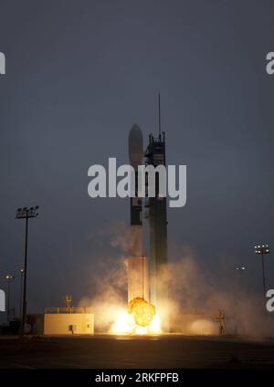 Bildnummer: 55447211 Datum: 10.06.2011 Copyright: imago/Xinhua (110610) -- WASHINGTON, 10. Juni 2011 (Xinhua) -- die internationale Aquarius/SAC-D-Mission wird vom Space Launch Complex-2 der NASA auf der Luftwaffenbasis Vandenberg im US-Bundesstaat Kalifornien am 10. Juni 2011 gestartet. Die Rakete explodierte von der Basis mit einem Satelliten, der wichtige Salzdaten der Ozeanoberfläche sammelt, die benötigt werden, um den Wasserkreislauf und die Zirkulation des Ozeans zu verbinden -- zwei Hauptkomponenten des Klimasystems. (Xinhua/NASA) US-NASA-AQUARIUS SATELLITEN-START PUBLICATIONxNOTxINxCHN Gesellschaft xkg 2011 hoch o0 Start Rak Stockfoto