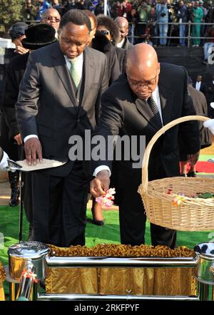 Bildnummer: 55448655  Datum: 11.06.2011  Copyright: imago/Xinhua (110611) -- JOHANNESBURG, June 11, 2011 (Xinhua) -- South African President Jacob Zuma (R) and Deputy President Kgalema Motlanthe throw flowers and sand on the coffin of anti-apartheid heroine Albertina Sisulu at Orlando Stadium, in Soweto, South Africa, June 11, 2011. Albertina Sisulu was awarded state funeral by the government of South Africa on Saturday. Known in the country as a mother of the nation , Albertina -- ruling party Africa National Congress (ANC) stalwart and widow of Walter Sisulu, a friend and mentor of former Pr Stock Photo