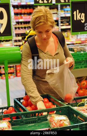 Bildnummer: 55449093  Datum: 11.06.2011  Copyright: imago/Xinhua (110611) -- BERLIN, June 11, 2011 (Xinhua) -- A woman chooses tomatoes in a supermarket in Berlin, Germany on June 11, 2011. Warning against cucumber, tamato and lettuce was lifted in Germany on Friday after confirming that bean sprouts were the source of the E. coli outbreak. (Xinhua/Ma Ning) GERMANY-WARNING AGAINST SOME VEGETABLES-LIFTED PUBLICATIONxNOTxINxCHN Gesellschaft EHEC Freigabe Gemüse xcb 2011 hoch o0 Wirtschaft, Supermarkt, Einkaufen, Einzelhandel, Tomaten    Bildnummer 55449093 Date 11 06 2011 Copyright Imago XINHUA Stock Photo