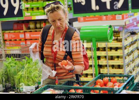 Bildnummer: 55449094  Datum: 11.06.2011  Copyright: imago/Xinhua (110611) -- FREIBERG, June 11, 2011 (Xinhua) -- A woman chooses tomatoes in a supermarket in Freiberg, Germany on June 11, 2011. Warning against cucumber, tamato and lettuce was lifted in Germany on Friday after confirming that bean sprouts were the source of the E. coli outbreak. (Xinhua/Ma Ning) GERMANY-WARNING AGAINST SOME VEGETABLES-LIFTED PUBLICATIONxNOTxINxCHN Gesellschaft EHEC Freigabe Gemüse xcb 2011 quer  o0 Wirtschaft, Supermarkt, Einkaufen, Einzelhandel, Tomaten    Bildnummer 55449094 Date 11 06 2011 Copyright Imago XI Stockfoto