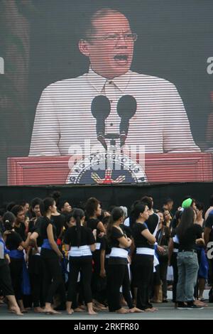 Bildnummer: 55449372  Datum: 12.06.2011  Copyright: imago/Xinhua (110612) -- MANILA, June 12, 2011 (Xinhua) -- Spectators watch Philippine President Benigno Aquino III delivers his speech on a large LCD screen during a celebration of the Philippine Independence Day in Manila, the Philippines, on June 12, 2011. The Philippines celebrated on Sunday the 113th anniversary of the proclamation of independence from Spanish rule.(Xinhua/Rouelle Umali) (cl) PHILIPPINES-PARADE CELEBRATING PHILIPPINE INDEPENDENCE PUBLICATIONxNOTxINxCHN Gesellschaft Politik Manila Unabhängigkeitstag xcb x0x 2011 hoch Stock Photo