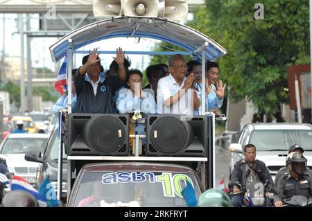 Bildnummer: 55452385 Datum: 13.06.2011 Copyright: imago/Xinhua (110613) -- BANGKOK, 13. Juni 2011 (Xinhua) -- der Generalsekretär der thailändischen Demokratischen Partei und der stellvertretende Wärter, Ministerpräsident Suthep Thaugsuban, begrüßt die Anhänger während einer Wahlkampagne in der Sukhumvit Road, Provinz Samutprakarn, Thailand, am 13. Juni 2011. Thailand bereitet sich auf die Parlamentswahlen am 3. Juli vor. (Xinhua/Rachen Sageamsak) (lr) THAILAND-ELECTION-CAMPAIGN-SUTHEP THAUGSUBAN PUBLICATIONxNOTxINxCHN People Politik Wahlkampf Präsidentschaftswahlen xdp x0x 2011 quer Bildnummer 55452385 Datum 13 06 2011 Copyright Imago Stockfoto