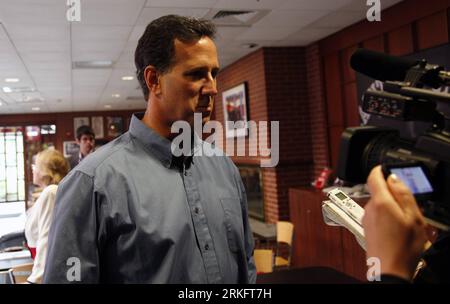 Bildnummer: 55453511  Datum: 13.06.2011  Copyright: imago/Xinhua (110613) -- MANCHESTER, June 13, 2011 (Xinhua) -- Republican presidential candidate, former Pennsylvania Senator Rick Santorum answers questions from the media in Manchester, New Hampshire, the United States, June 13, 2011. Seven Republican candidates are on Monday gearing up for the first major GOP debate to choose a candidate who would take on President Barack Obama in next year s presidential election. (Xinhua/Wang Fengfeng) (wjd) US-REPUBLICAN-CANDIDATES-DEBATE PUBLICATIONxNOTxINxCHN People Politik xdp x0x 2011 quer premiumd Stockfoto