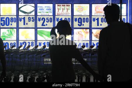 Bildnummer: 55455291  Datum: 14.06.2011  Copyright: imago/Xinhua (110614) -- SHANGHAI, June 14, 2011 (Xinhua) -- Two shoppers are silhouetted against a shining price board at a supermarket store in Shanghai, east China, June 13, 2011. China s Customer Price Index (CPI), a key gauge of inflation, rose by 5.5 percent year-on-year in May, according to the official statistics released on Tuesday. (Xinhua/Pei Xin) (ljh) CHINA-CPI-THE MONTH OF MAY-RISE (CN) PUBLICATIONxNOTxINxCHN Entertainment People Film xcb x0x 2011 quer     Bildnummer 55455291 Date 14 06 2011 Copyright Imago XINHUA  Shanghai June Stock Photo