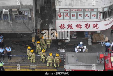 Bildnummer: 55459062  Datum: 15.06.2011  Copyright: imago/Xinhua (110615) -- HONG KONG, June 15, 2011 (Xinhua) -- Firefighters work at a fire site in Hung Hom, south China s Hong Kong, June 15, 2011. Four were killed and 19 others injured in a building fire that broke out here around 3 a.m. on Wednesday. (Xinhua/Lui Siu Wai) (ljh) CHINA-HONG KONG-FIRE (CN) PUBLICATIONxNOTxINxCHN Gesellschaft xub 2011 quer  o0 Feuer, Brand, Hongkong, Feuerwehr    Bildnummer 55459062 Date 15 06 2011 Copyright Imago XINHUA  Hong Kong June 15 2011 XINHUA Firefighters Work AT a Fire Site in Hung Hom South China S H Stock Photo