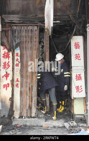 Bildnummer: 55459063  Datum: 15.06.2011  Copyright: imago/Xinhua (110615) -- HONG KONG, June 15, 2011 (Xinhua) -- Firefighters work at a fire site in Hung Hom, south China s Hong Kong, June 15, 2011. Four were killed and 19 others injured in a building fire that broke out here around 3 a.m. on Wednesday. (Xinhua/Lui Siu Wai) (ljh) CHINA-HONG KONG-FIRE (CN) PUBLICATIONxNOTxINxCHN Gesellschaft xub 2011 hoch  o0 Feuer, Brand, Hongkong, Feuerwehr    Bildnummer 55459063 Date 15 06 2011 Copyright Imago XINHUA  Hong Kong June 15 2011 XINHUA Firefighters Work AT a Fire Site in Hung Hom South China S H Stock Photo