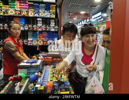 Bildnummer: 55463508 Datum: 16.06.2011 Copyright: imago/Xinhua (110616) -- PEKING, 16. Juni 2011 (Xinhua) -- Wureguli Alipu und Pataimu Abudula (3. L) Shop auf dem Seidenmarkt in Peking, China, 11. Juni 2011. Sie sind Studenten der Xinjiang-Klasse an der Pekinger Capital Normal University (CNU). Seit Anfang dieses Jahres wurden etwa 32 Hochschulabsolventen der Uygur-ethnischen Gruppe aus Hetian, Nordwestchinas Autonome Region Xinjiang Uygur, in die Xinjiang-Klasse der CNU eingeschrieben, ein zweijähriges Berufsbildungsprogramm, um die Kultur des Rundfunks weiter zu studieren. Außerdem haben sie die Möglichkeit, innerhalb der t Stockfoto