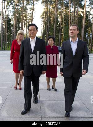 Bildnummer: 55464848 Datum: 17.06.2011 Copyright: imago/Xinhua (110616) -- MOSKAU, 16. Juni 2011 (Xinhua) -- Besuch des chinesischen Präsidenten Hu Jintao (L, Front) und seiner Frau Liu Yongqing (R, Back), Besuch der russischen Präsidentenresidenz in Begleitung des russischen Präsidenten Dmitri Medwedew (R, Front) und seiner Frau Svetlana Medwedeva (L, Back), außerhalb Moskaus, Russland, 16. Juni, 2011. (Xinhua/Li Xueren) (zn) RUSSLAND-CHINA-HU JINTAO-DMITRY MEDWEDEV-DINNER (CN) PUBLICATIONxNOTxINxCHN People Politik Staatsbesuch xcb x0x 2011 Hochpremiumd Bildnummer 55464848 Datum 17 06 2011 Copyright Imago XINHUA Moscow J Stockfoto