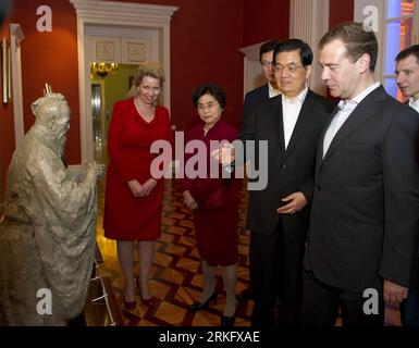 Bildnummer: 55464850  Datum: 17.06.2011  Copyright: imago/Xinhua (110616) -- MOSCOW, June 16, 2011 (Xinhua) -- Visiting Chinese President Hu Jintao (2nd, R) and his wife Liu Yongqing (2nd, L) visit Russian presidential residence, accompanied by Russian President Dmitry Medvedev (1st, R) and his wife Svetlana Medvedeva (1st, L), outside Moscow, Russia, June 16, 2011. (Xinhua/Li Xueren) (zn) RUSSIA-CHINA-HU JINTAO-DMITRY MEDVEDEV-DINNER (CN) PUBLICATIONxNOTxINxCHN People Politik Staatsbesuch xcb x0x 2011 quer premiumd     Bildnummer 55464850 Date 17 06 2011 Copyright Imago XINHUA  Moscow June 16 Stock Photo